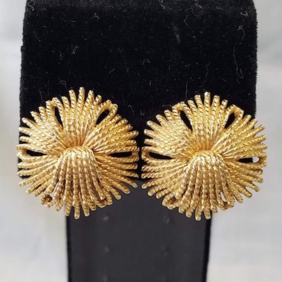 Vintage Monet "Cordelia" Demi Parure set Pin and Clip on Earrings - Picture 3 of 14